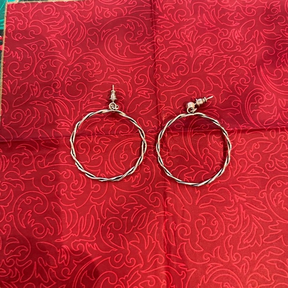 Silver twist hoop earrings - Picture 4 of 4